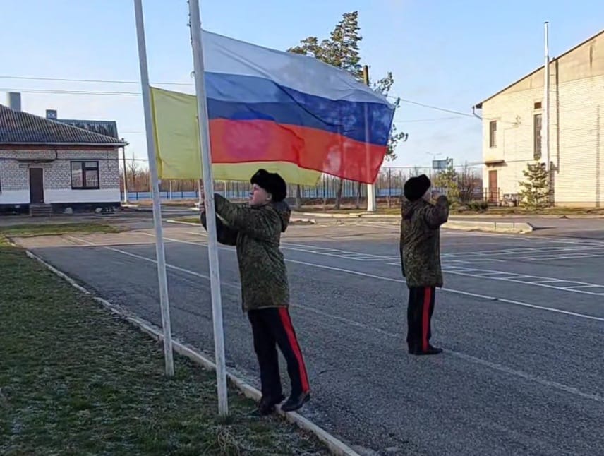 ?️Учебная неделя в казачьем кадетском корпусе  традиционно началась с торжественной линейки, на которой были  подняты флаги и исполнены гимны Российской Федерации и Республики Калмыкия..