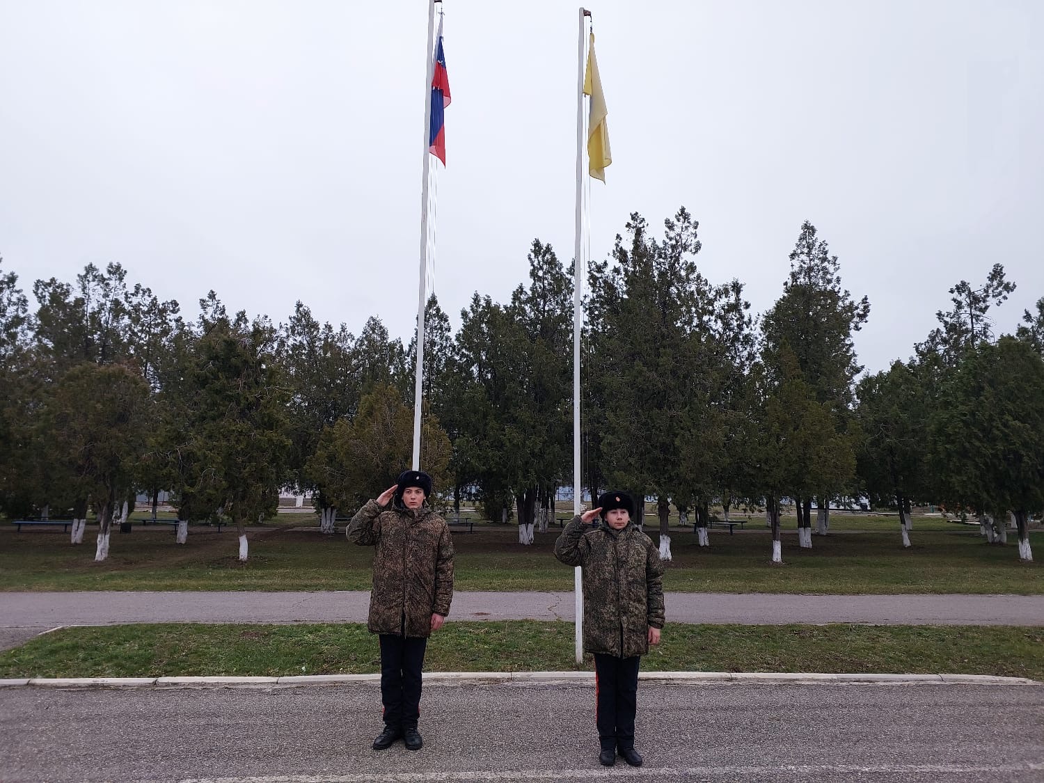 ?️Сегодня, 19 февраля, учебная неделя в казачьем кадетском корпусе началась с торжественной линейки, на которой были  подняты флаги и исполнены гимны Российской Федерации и Республики Калмыкия..