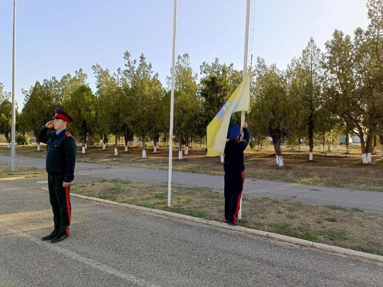 ??️30 сентября , учебная неделя в казачьем кадетском корпусе  традиционно началась с торжественной линейки, на которой были  подняты флаги и исполнены гимны Российской Федерации и Республики Калмыкия..