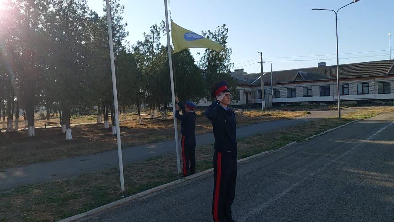 ??️7 октября , учебная неделя в казачьем кадетском корпусе  традиционно началась с торжественной линейки, на которой были  подняты флаги и исполнены гимны Российской Федерации и Республики Калмыкия..