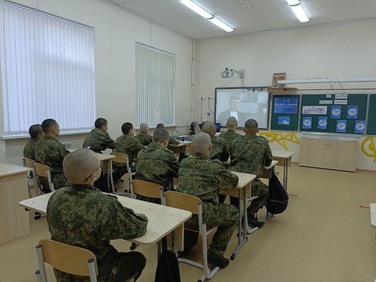 ??️18 ноября , учебная неделя в казачьем кадетском корпусе  традиционно началась с торжественной линейки, на которой были  подняты флаги и исполнены гимны Российской Федерации и Республики Калмыкия..