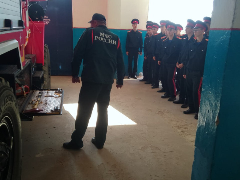 10 класс с экскурсией посетил Пожарно-спасательную часть № 3 ФГКУ «1 ОФПС по Республике Калмыкия» г.Городовиковска..